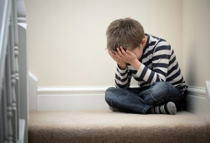 چه رفتاری از والدین سمی به فرزندان آسیب می‌زند؟